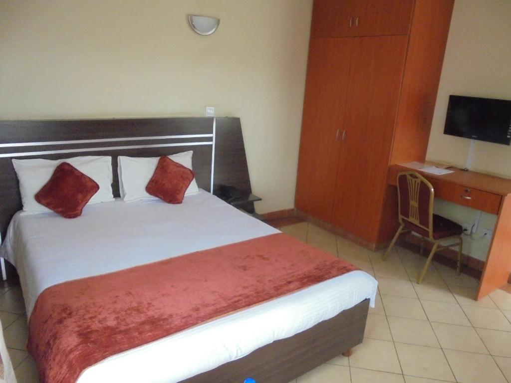 Postel nebo postele na pokoji v ubytování Nairobi Transit Hotel