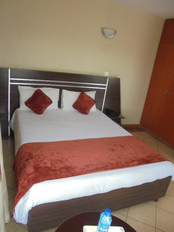 Postel nebo postele na pokoji v ubytování Nairobi Transit Hotel