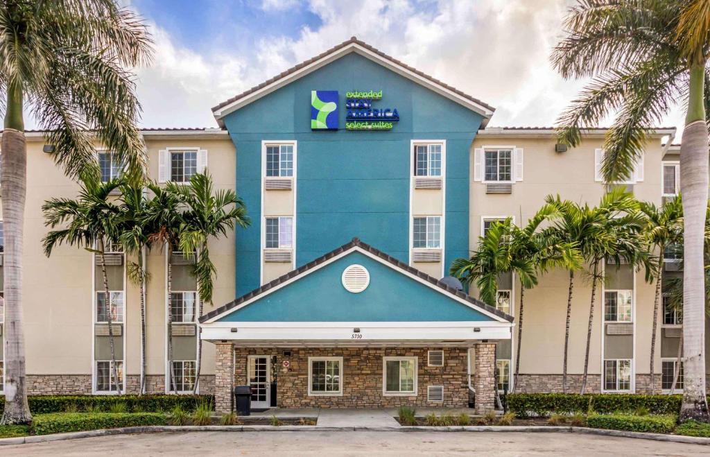 un hotel con palmeras delante en Extended Stay America Select Suites - Fort Lauderdale - Airport - West, en Davie