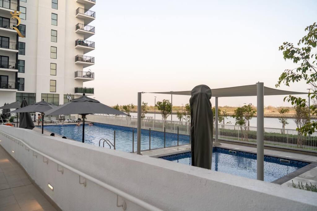Bazen v nastanitvi oz. blizu nastanitve Charming Rossa 1BR Getaway Yas Island