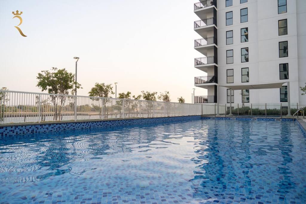Bazen v nastanitvi oz. blizu nastanitve Charming Rossa 1BR Getaway Yas Island