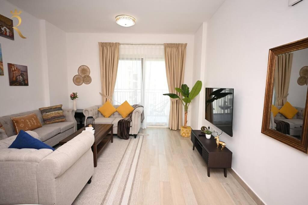 TV in/ali zabaviščno središče v nastanitvi Charming Rossa 1BR Getaway Yas Island