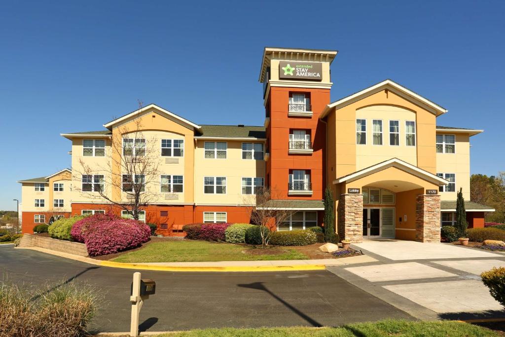 un edificio de hotel con un cartel encima en Extended Stay America Suites - Columbia - Northwest Harbison, en Columbia