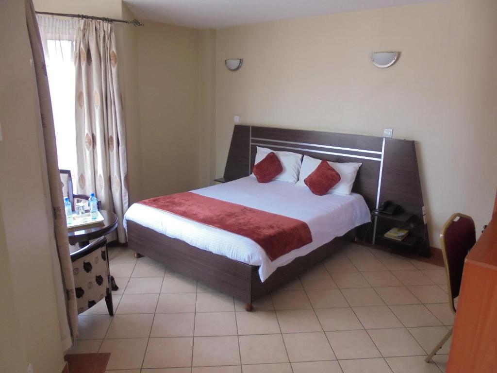 Postel nebo postele na pokoji v ubytování Nairobi Transit Hotel