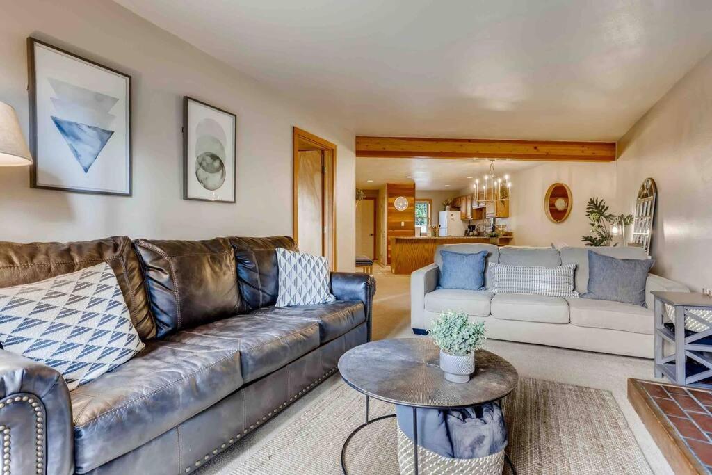 Гостиная зона в Cozy Ski Condo + Hot Tub + Fireplace + Heated Pool