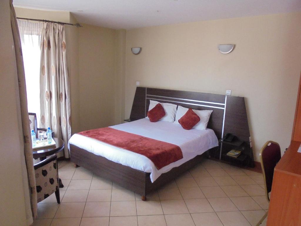 Postel nebo postele na pokoji v ubytování Nairobi Transit Hotel