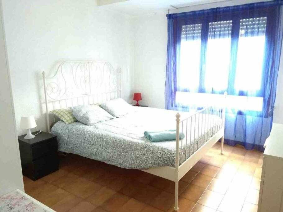 1 dormitorio con cama blanca y ventana en ApartamentoS centro ciudad 2 habitaciones ELDA en Elda