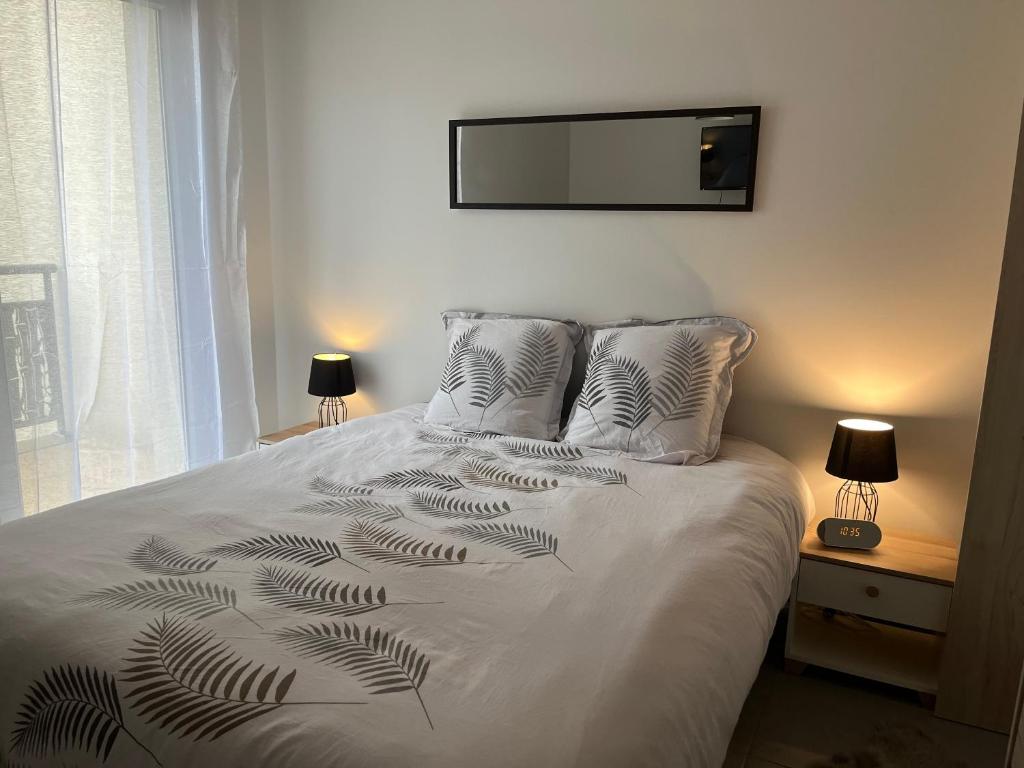 Katil atau katil-katil dalam bilik di Calm in Tours - Appartement T2