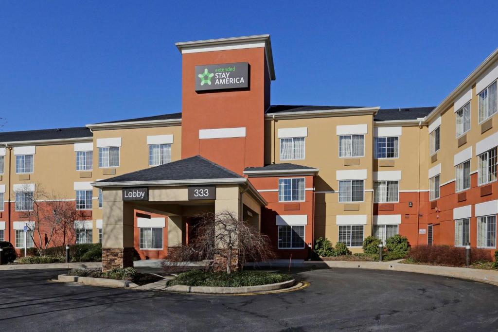 rendering hotelu z parkingiem w obiekcie Extended Stay America Suites - Newark - Christiana - Wilmington w mieście Rutherford