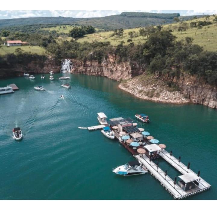 un grupo de barcos atracados en un muelle en el agua en Rancho Belo, en São José da Barra