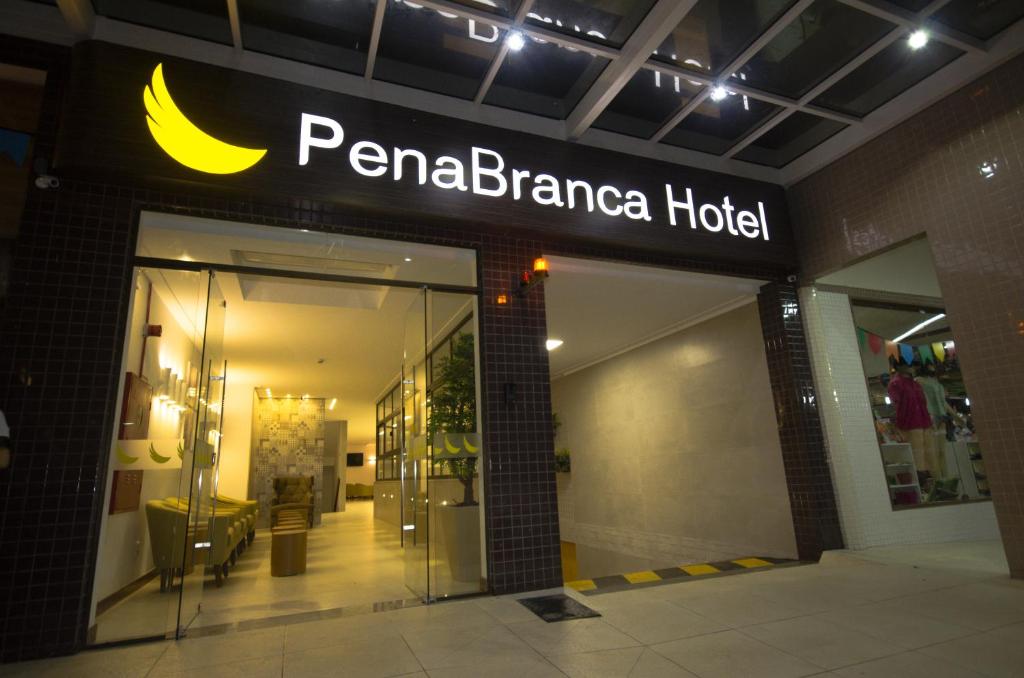 聖安東尼奧迪熱蘇斯的住宿－Pena Branca Hotel e Eventos，商店前的巴米拉布兰卡酒店标志