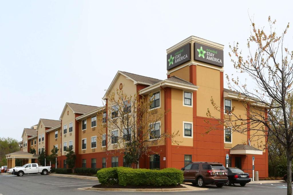 un edificio de hotel con coches aparcados en un aparcamiento en Extended Stay America Suites - Baltimore - Glen Burnie en Glen Burnie