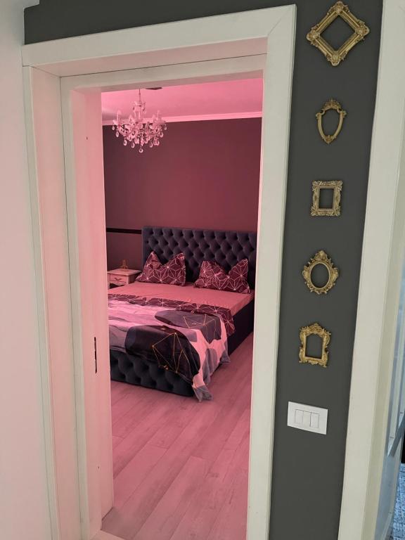 una camera con letto e specchio di Tamara’s Place a Râmnicu Vâlcea