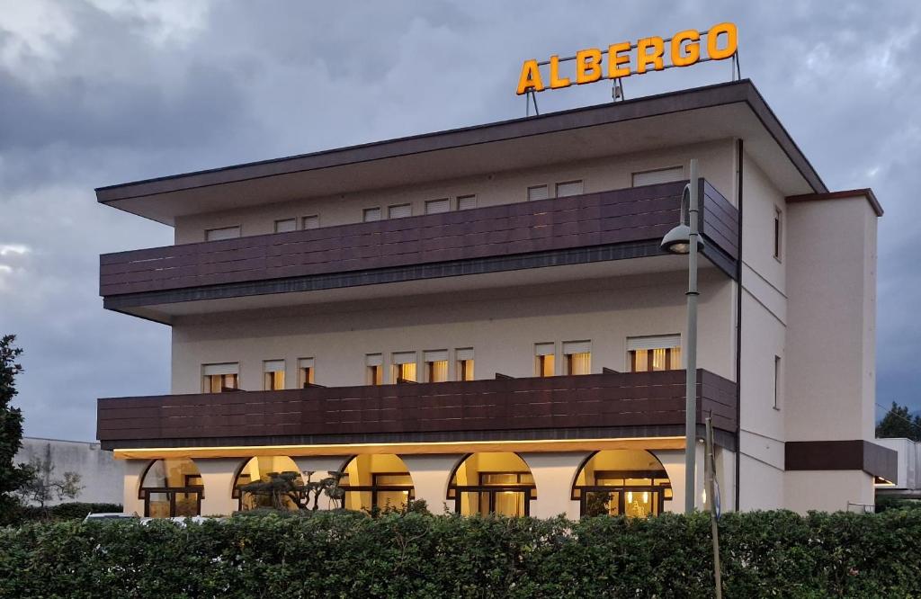 ティエーネにあるAlbergo Ristorante Belvedereのアルベルゴの看板が立つ建物