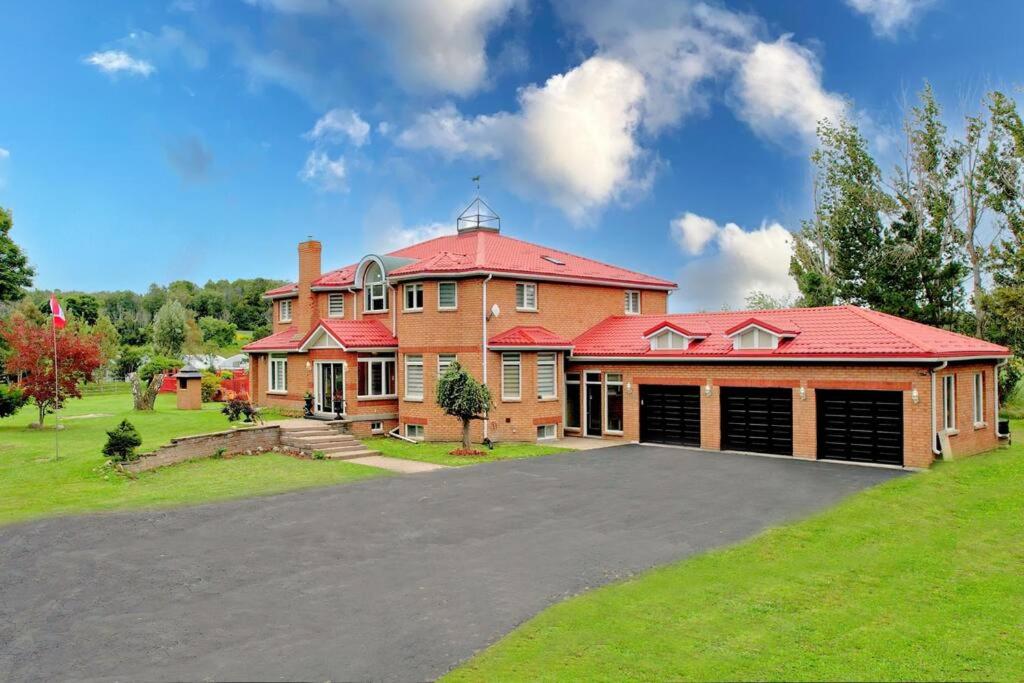 Apartment Where Luxury Retreat meets Convenience!, Tottenham, Canada