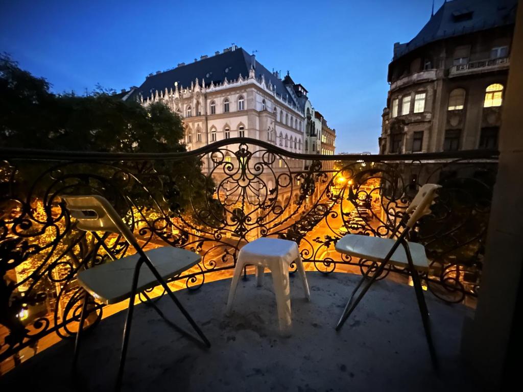 Chain Bridge apartment - Apartment With Balcony
