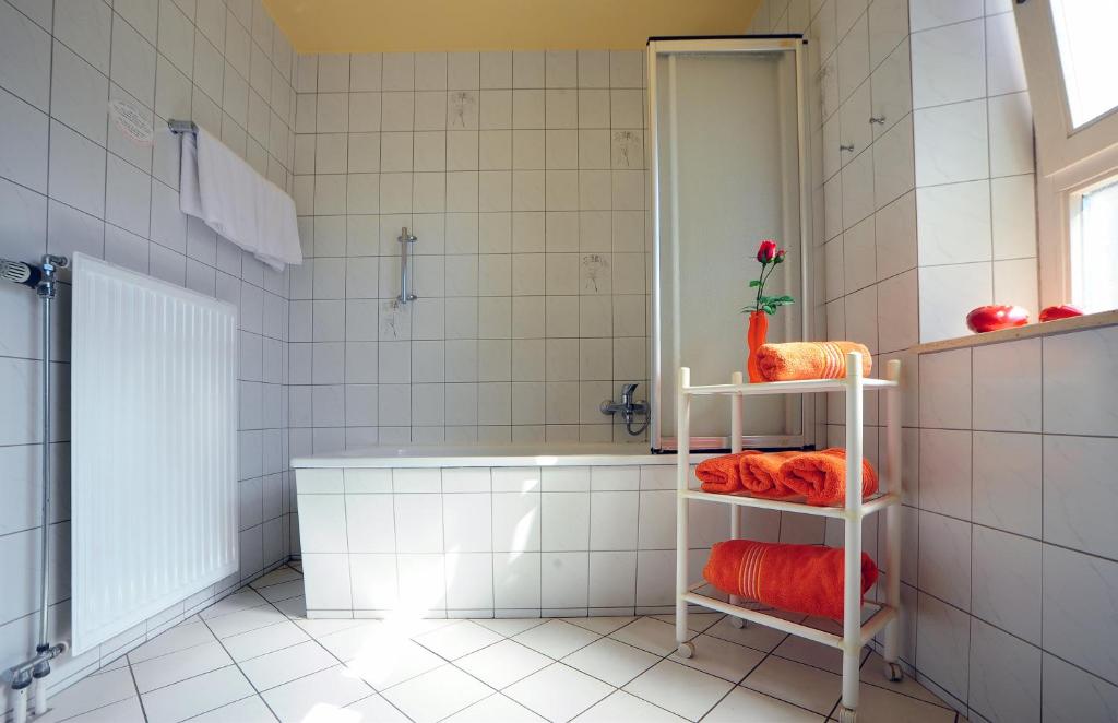 Hotel Pontivy - Deluxe Double Room (2 Adults + 1 Child)
