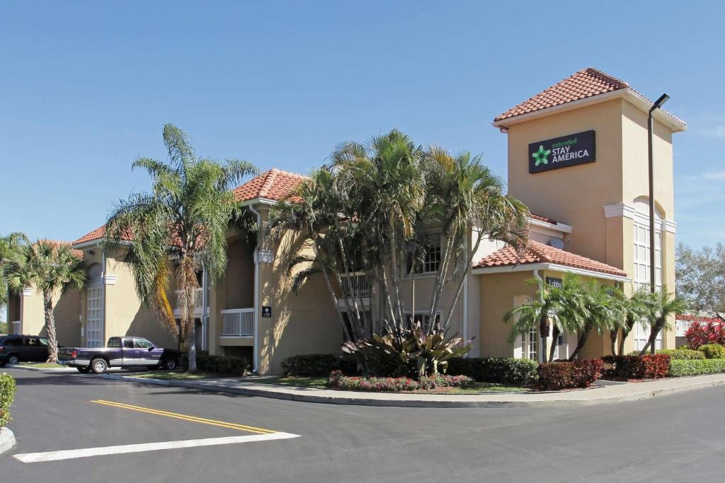um hotel com palmeiras em frente a um parque de estacionamento em Extended Stay America Suites - Fort Lauderdale - Davie em Davie