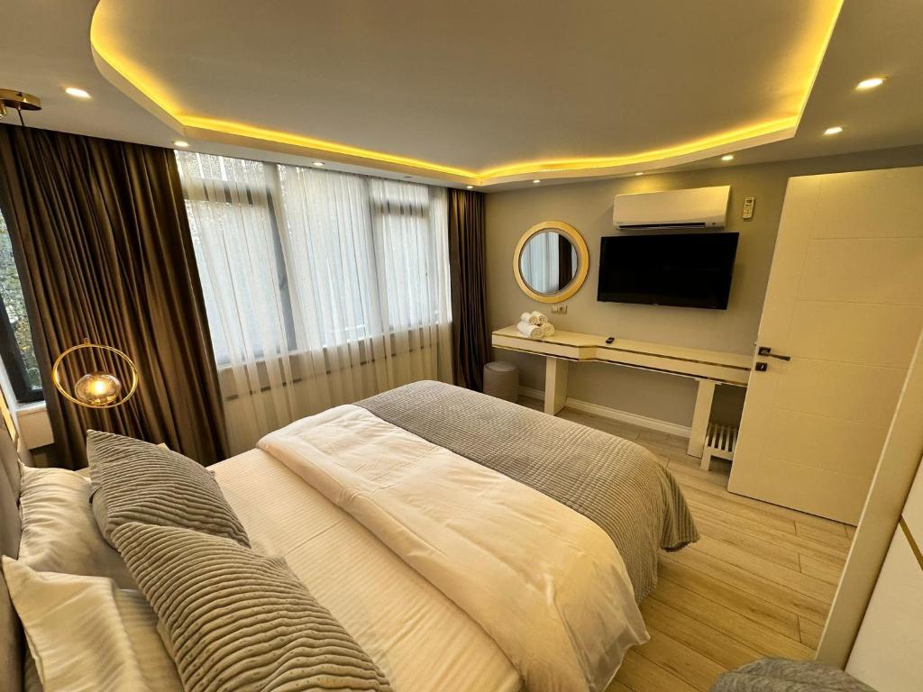 ein Schlafzimmer mit einem großen Bett und einem TV in der Unterkunft ISTANBUL SUITE in Istanbul