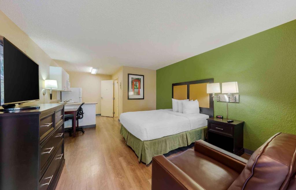 Postel nebo postele na pokoji v ubytování Extended Stay America Suites - Fort Lauderdale - Cypress Creek - Andrews Ave