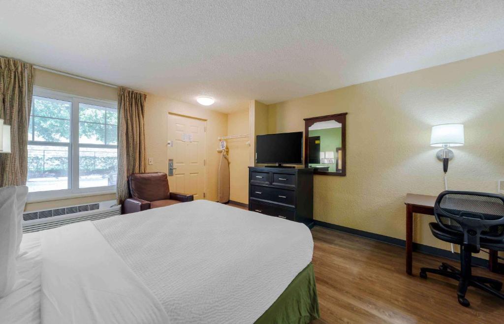 Postel nebo postele na pokoji v ubytování Extended Stay America Suites - Fort Lauderdale - Cypress Creek - Andrews Ave