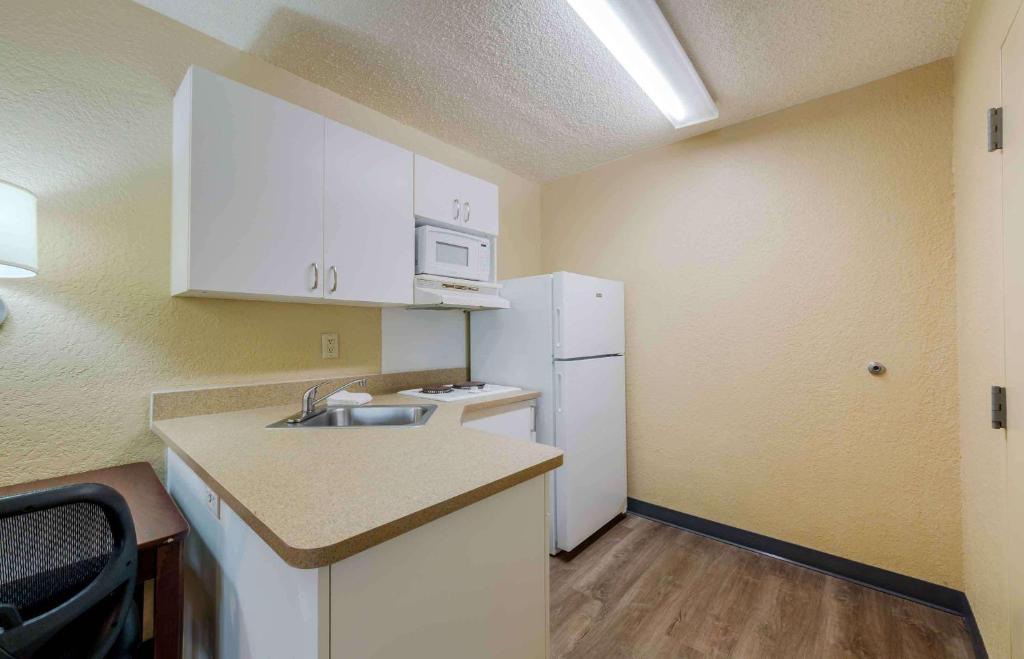 Kuchyň nebo kuchyňský kout v ubytování Extended Stay America Suites - Fort Lauderdale - Cypress Creek - Andrews Ave
