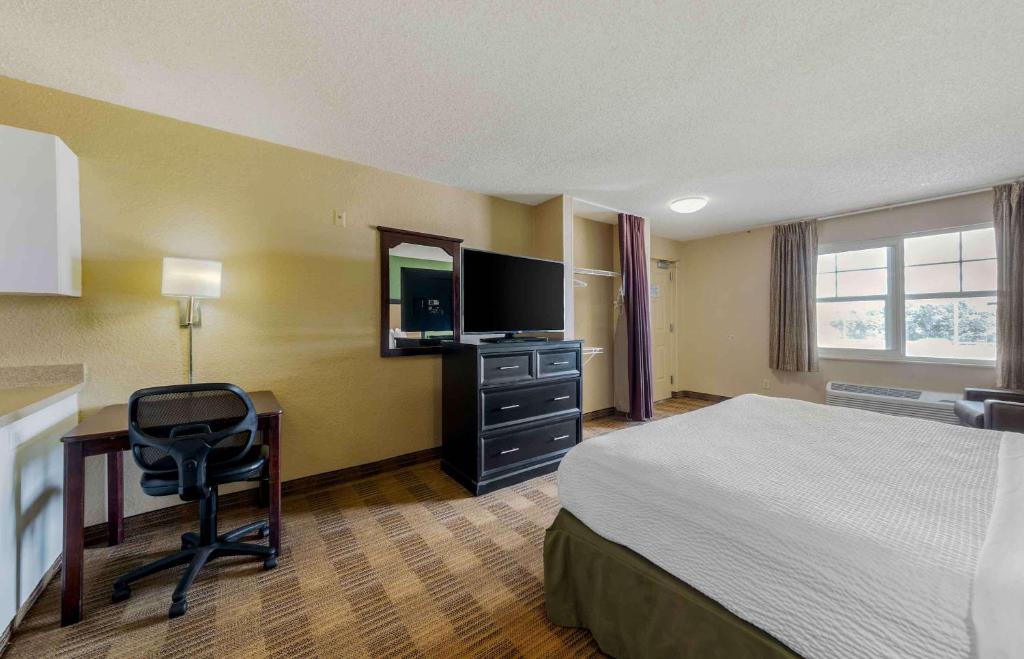 Postel nebo postele na pokoji v ubytování Extended Stay America Suites - Fort Lauderdale - Cypress Creek - Andrews Ave