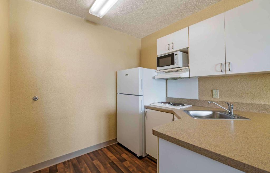 Kuchyň nebo kuchyňský kout v ubytování Extended Stay America Suites - Fort Lauderdale - Cypress Creek - Andrews Ave