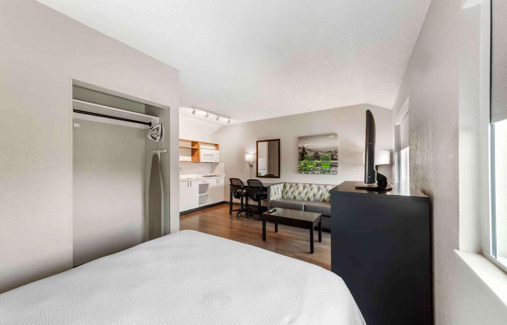 Postel nebo postele na pokoji v ubytování Extended Stay America Premier Suites - Miami - Airport - Miami Springs