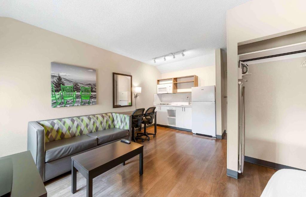 Kuchyň nebo kuchyňský kout v ubytování Extended Stay America Premier Suites - Miami - Airport - Miami Springs