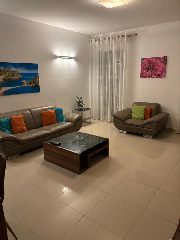 een woonkamer met 2 banken en een salontafel bij Belmonte Flat in Sliema