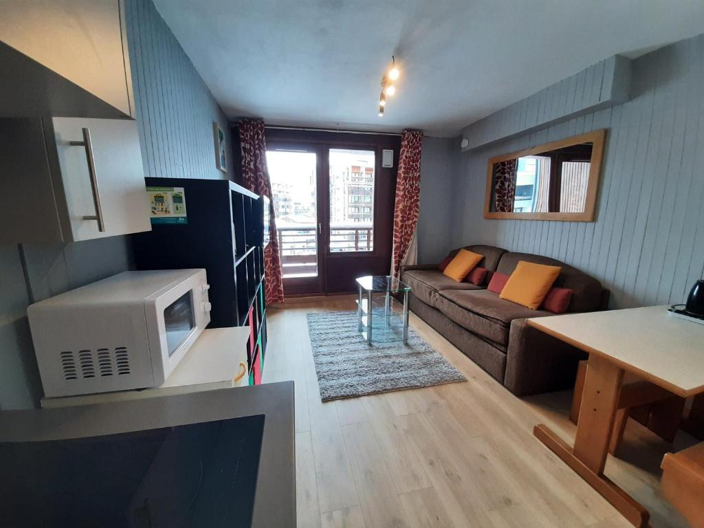 Studio central à Tignes, proche pistes, balcon - FR-1-449-189