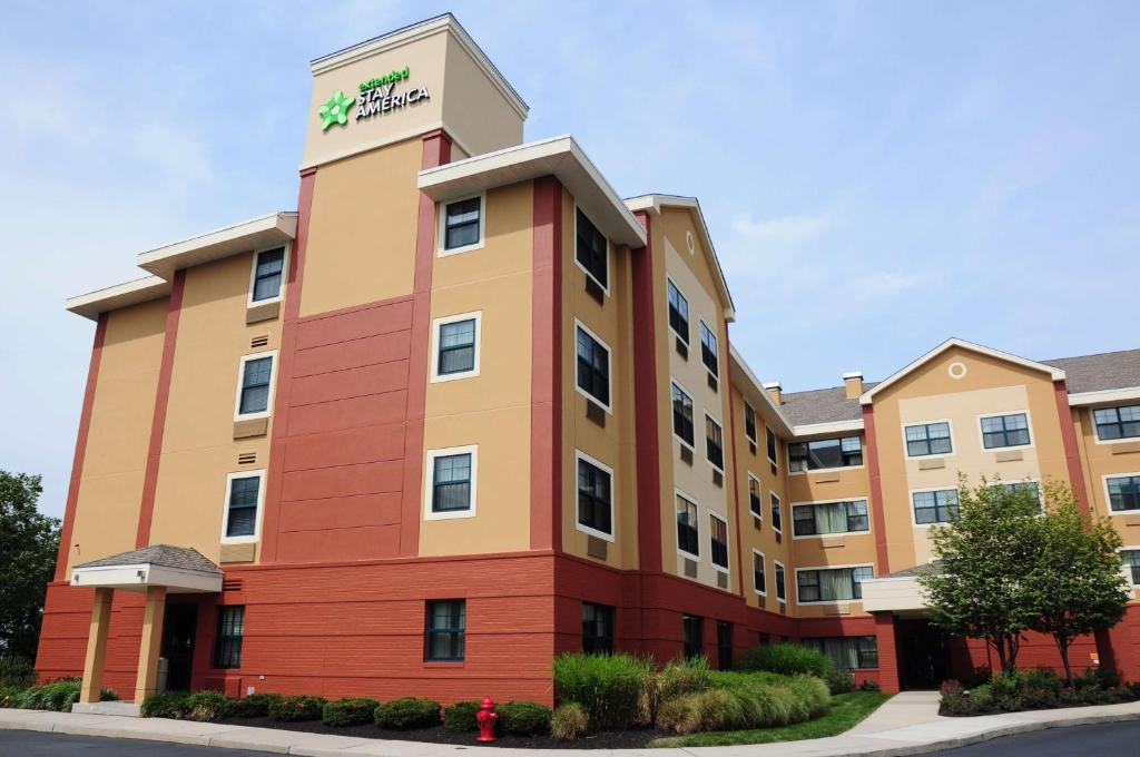 una imagen de un edificio de hotel en Extended Stay America Suites - Elizabeth - Newark Airport en Elizabeth