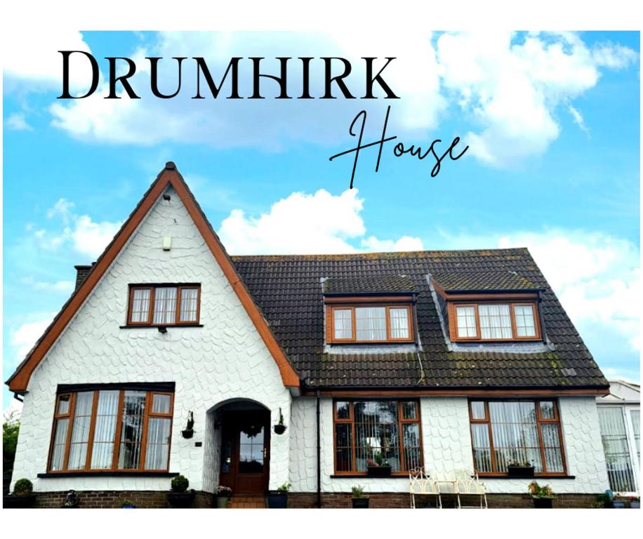 una casa blanca con las palabras casa de beber en Drumhirk House en Newtownards