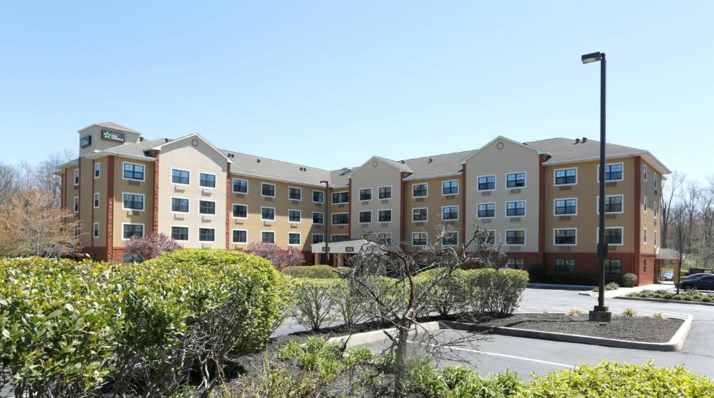 ein Apartmenthaus mit einem Parkplatz davor in der Unterkunft Extended Stay America Suites - Princeton - South Brunswick in South Brunswick Terrace