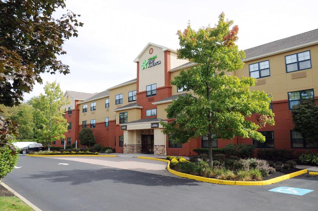 een weergave van de voorkant van een hotel bij Extended Stay America Suites - Princeton - West Windsor in Princeton