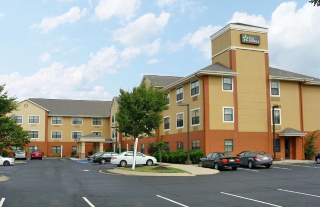 un hotel con coches estacionados en un estacionamiento en Extended Stay America Suites - Somerset - Franklin, en Somerset