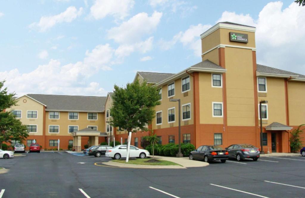 een hotel met auto's geparkeerd op een parkeerplaats bij Extended Stay America Suites - Somerset - Franklin in Somerset