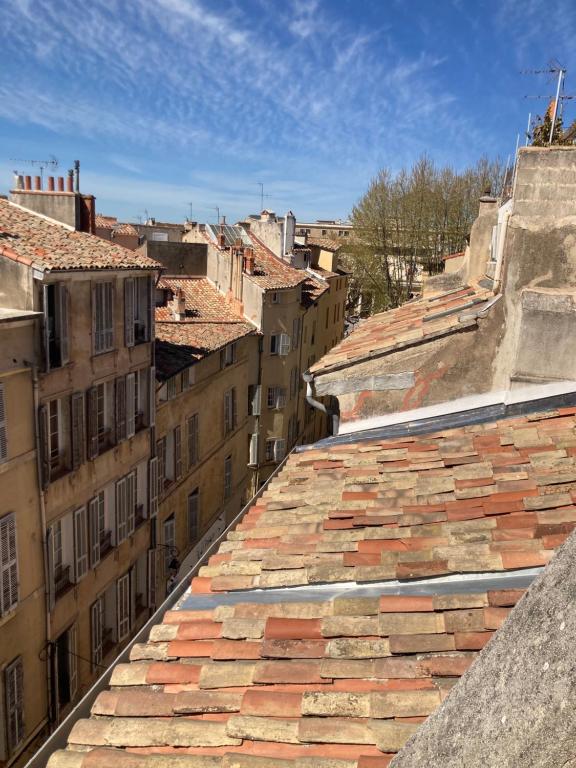 une vue depuis le toit d'un immeuble dans l'établissement La Maison sur les Toits, à Aix-en-Provence