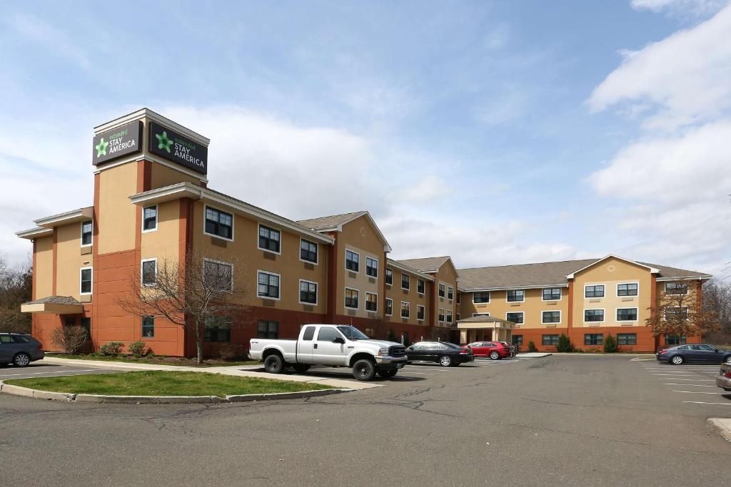 un hotel con un camión estacionado en un estacionamiento en Extended Stay America Suites - Hartford - Meriden en Meriden