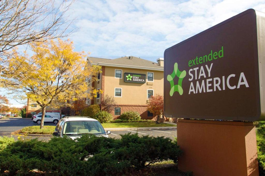 una señal fuera de un edificio americano de estancia en Extended Stay America Suites - Long Island - Bethpage en Bethpage