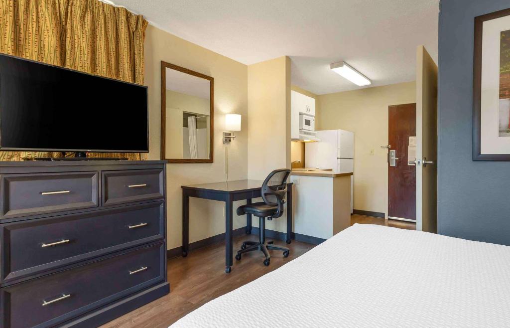 TV a/nebo společenská místnost v ubytování Extended Stay America Suites - Providence - Warwick