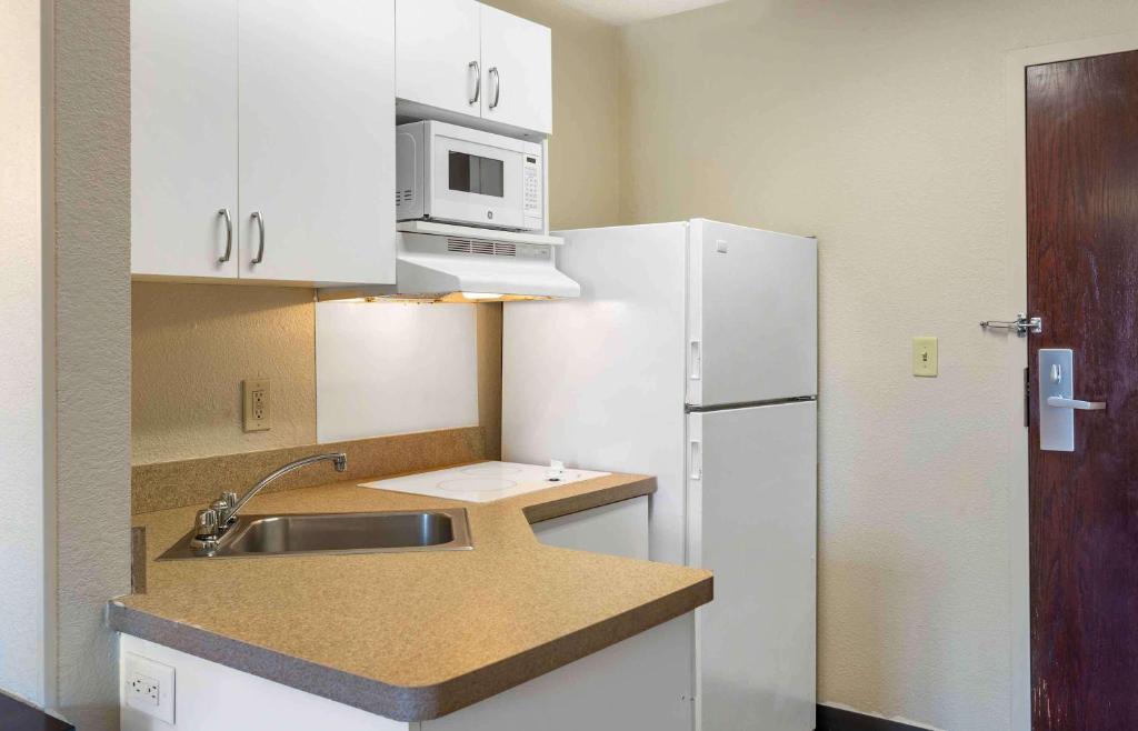Kuchyň nebo kuchyňský kout v ubytování Extended Stay America Suites - Providence - Warwick