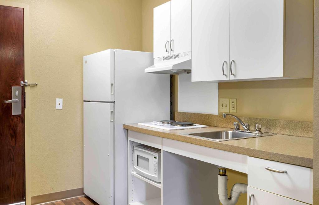 Kuchyň nebo kuchyňský kout v ubytování Extended Stay America Suites - Providence - Warwick