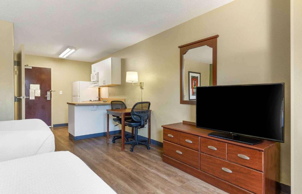 TV a/nebo společenská místnost v ubytování Extended Stay America Suites - Providence - Warwick