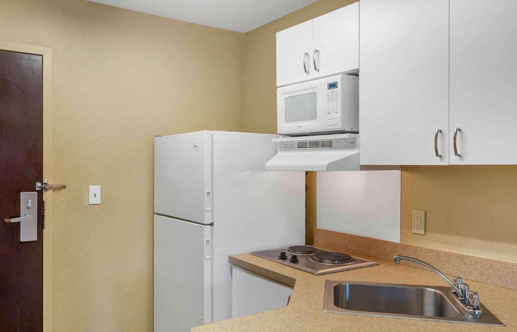 Kuchyň nebo kuchyňský kout v ubytování Extended Stay America Suites - Providence - Warwick
