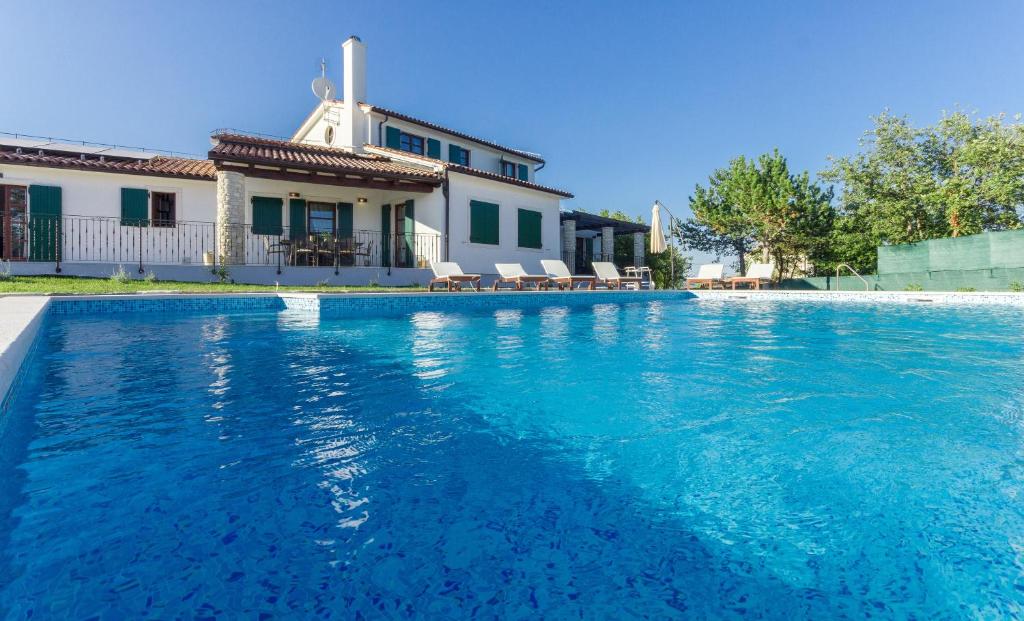 una piscina frente a una casa en Villa Adriana, en Hrboki