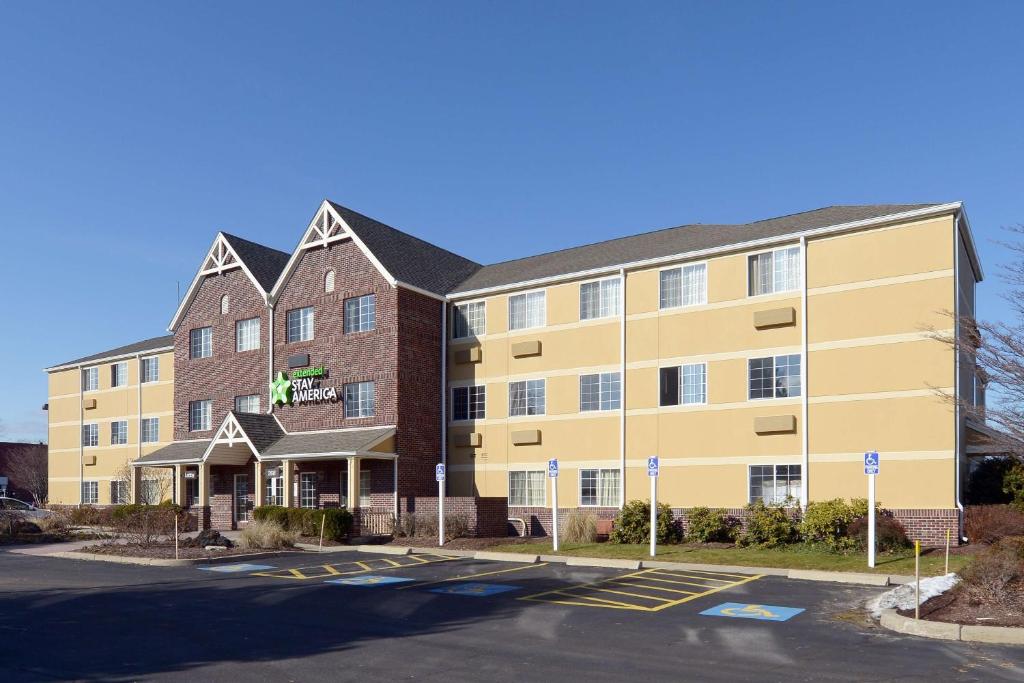 uma vista exterior de um hotel com estacionamento em Extended Stay America Suites - Providence - Airport em Warwick