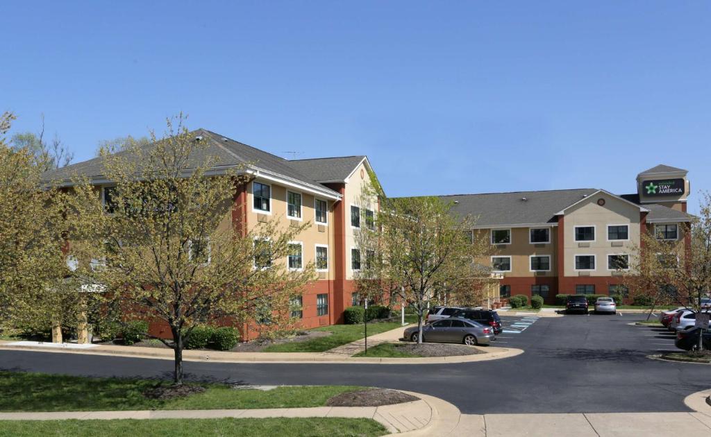 un parcheggio di fronte a un edificio di Extended Stay America Suites - Washington, DC - Alexandria - Landmark a Alexandria