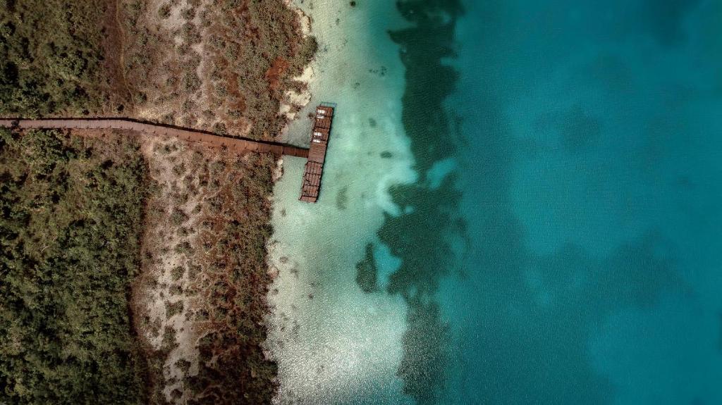 una vista sul mare e sulla spiaggia di Boca de Agua Bacalar a Bacalar